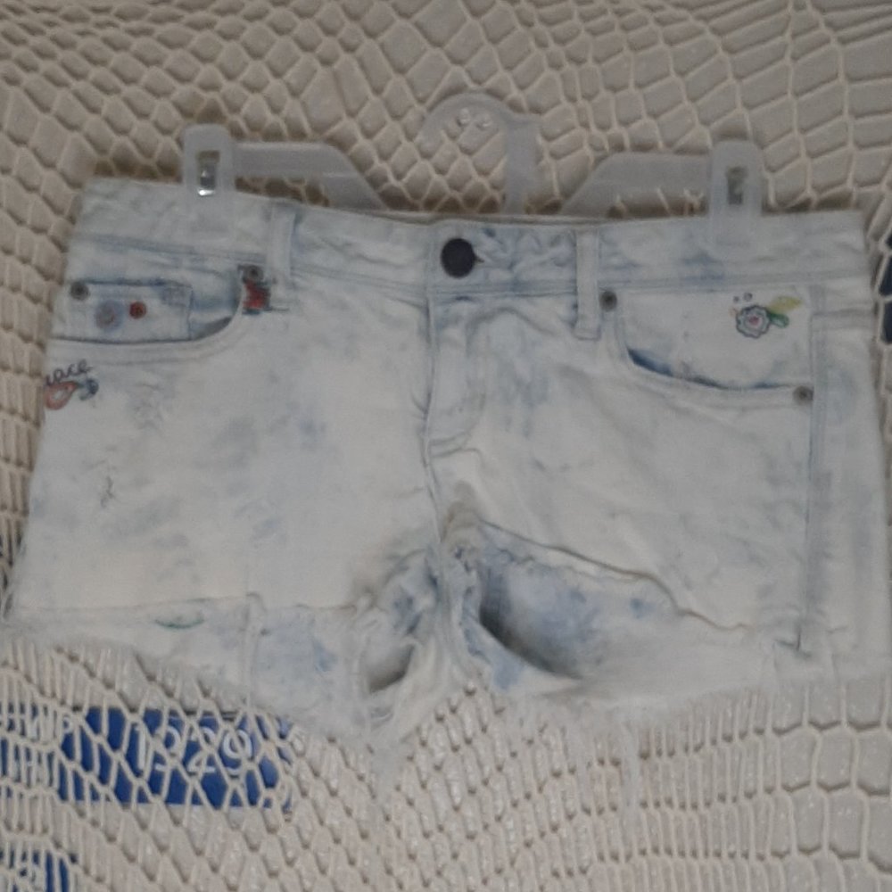 7/8 Aeropostale Embroidered Light Wash Denim Short